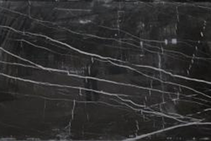 Mesa de mármol con patrón de raíces en blanco y negro