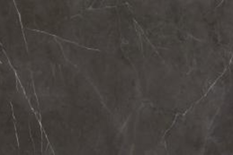 Sofá en tono gris y mesa de centro de mármol