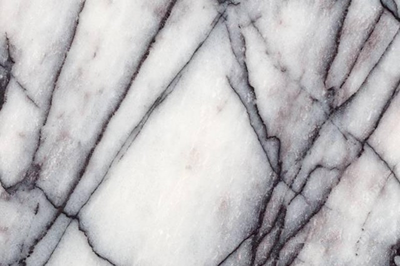 Mesa de mármol con estampado plateado