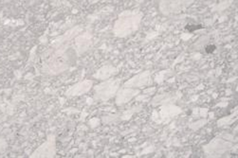 Mesa de centro de mármol veteado gris con soportes de madera