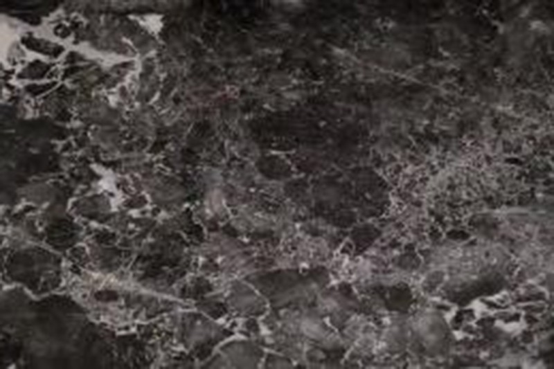 Mesa de centro de mármol marrón oscuro con soportes de madera