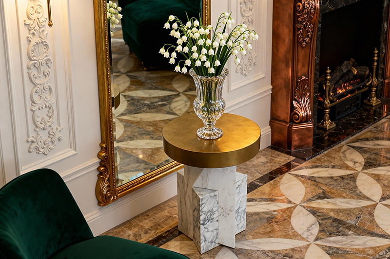 Mesa de esquina de mármol geométrico con tapa de cobre